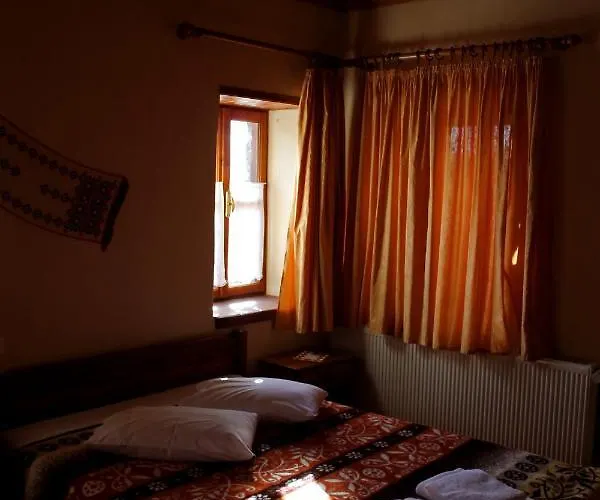 To Petrino 3* Agios Germanos